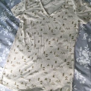 Mossimo Supply company T-shirt extra small V-neck beige with gold patterns